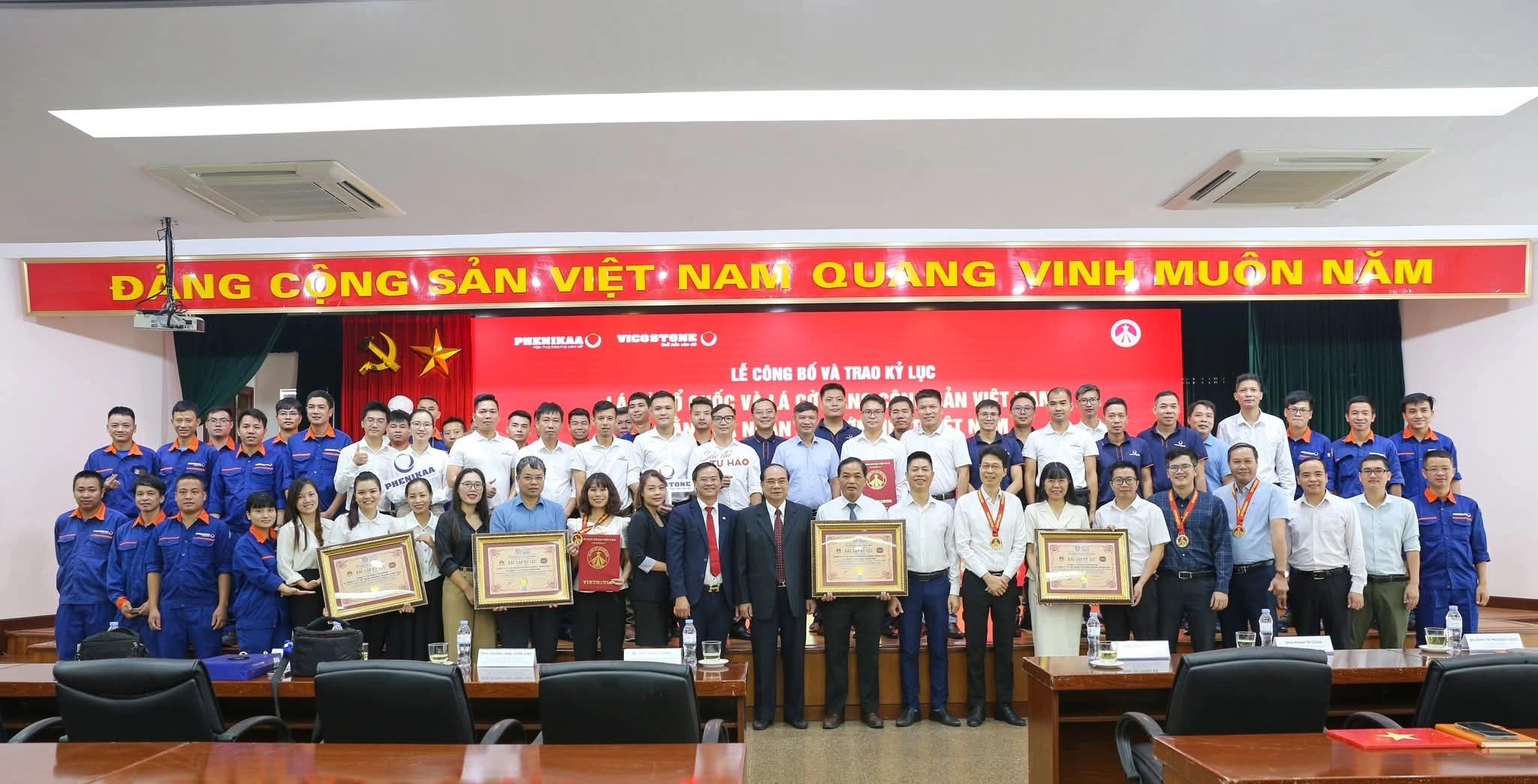 VICOSTONE xác lập kỷ lục Lá Cờ Tổ quốc và Cờ Đảng Cộng sản Việt Nam bằng đá nhân tạo lớn nhất Việt Nam